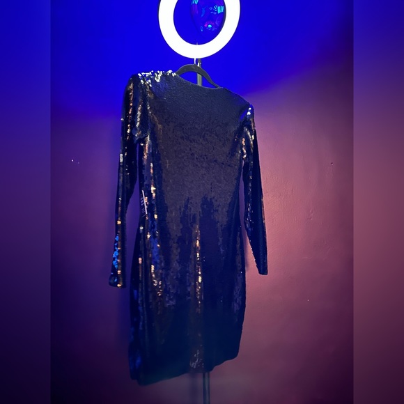 Sequin mini dress with strong shoulders - Picture 3 of 6